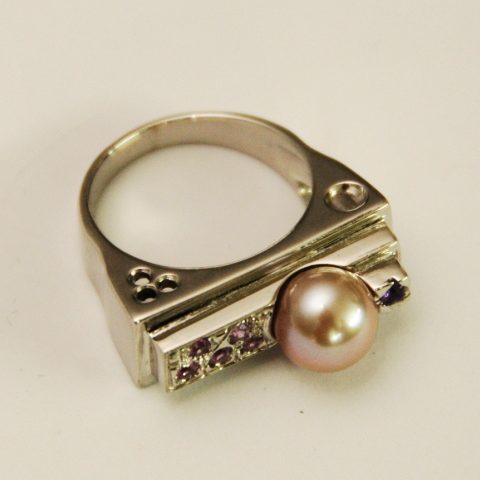 Anello con perla, ametista e quarzi rosa in argento